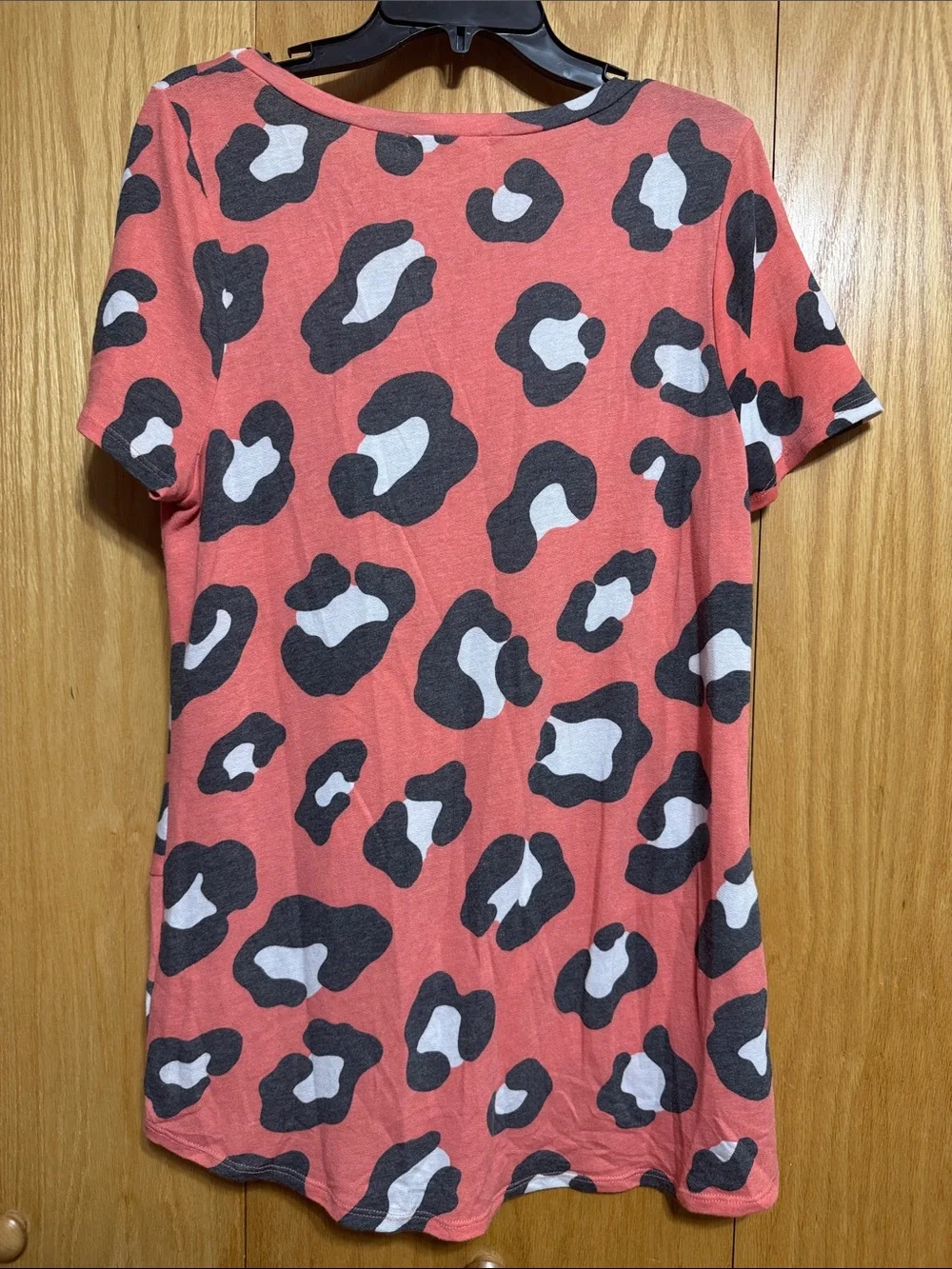 Haptics Coral Leopard-Print Twist Hem Short Sleeve Tee - Picture 4 of 4